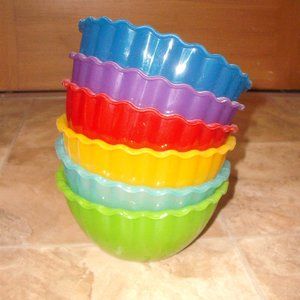 Set of 6 bright color plastic dishes